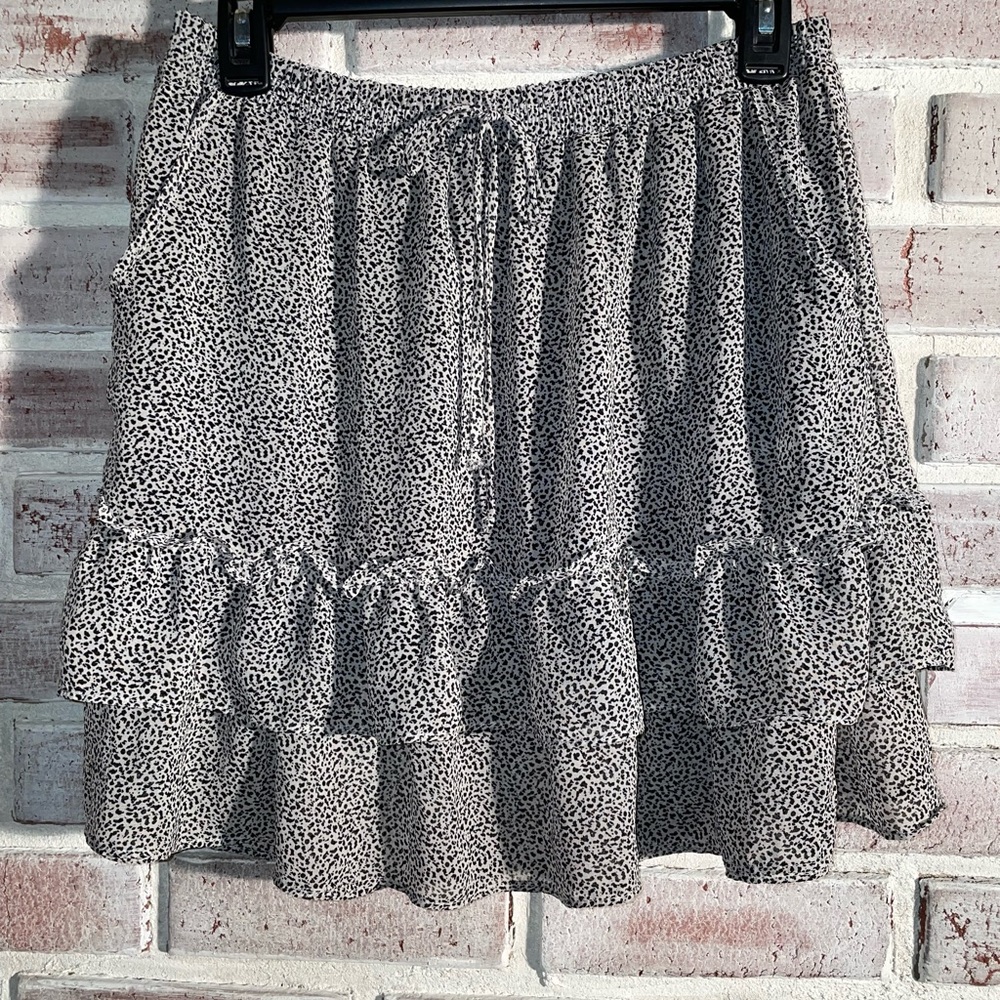 Sienna Sky size Large ruffle mini skirt